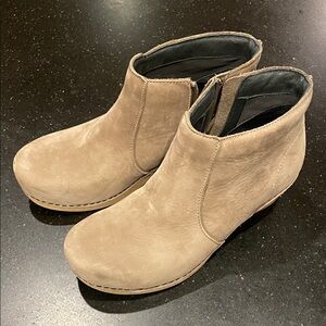 Elegant taupe Ankle Boots